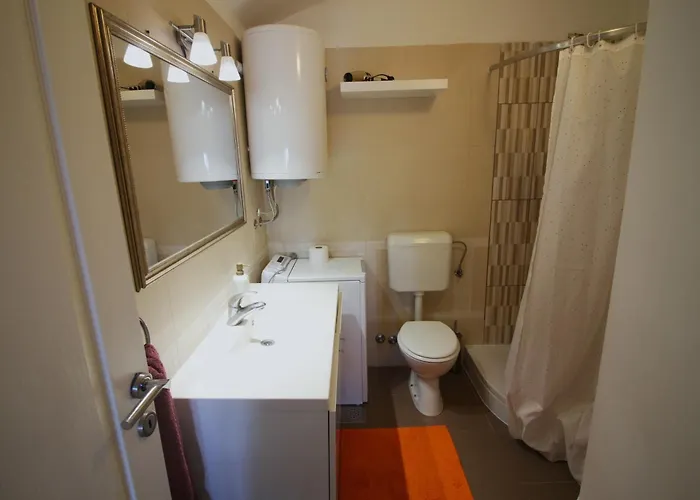 Apartma Lew, * イゾラ